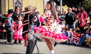 Comenzaron los festejos: Masiva Cuecada escolar en la plaza de Maullín rindió honores a la patria