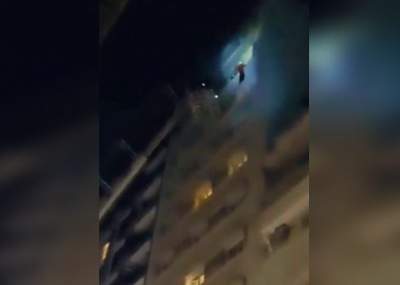Futbolista quedó colgando desde un piso 11 para salvarse de incendio.